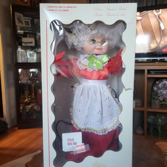 Vintage Woolworth's Design Arts Mrs. Claus Lighting the way! So adorable! - Picture 8 of 9